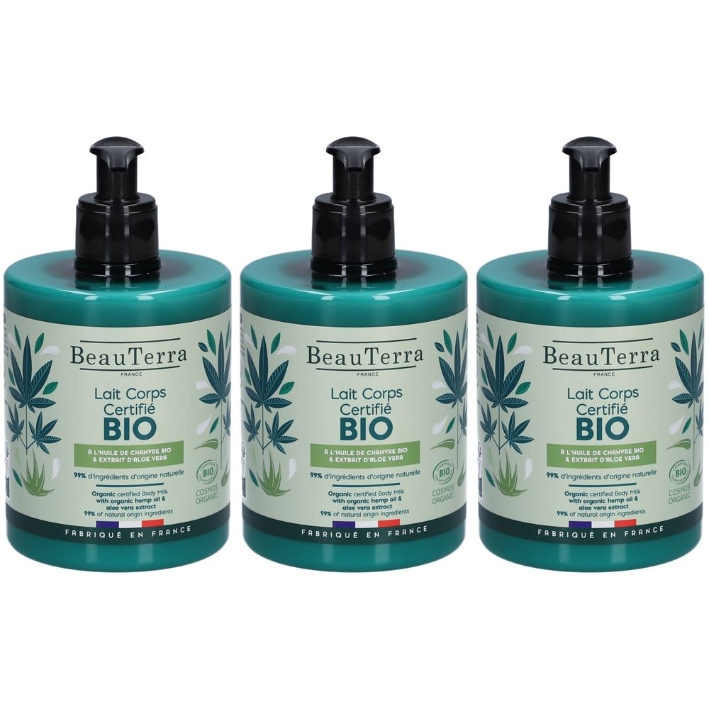 Drie groene flessen met zwarte pomp. Labels: "BeauTerra Lait Corps Certifié BIO". Gemaakt in Frankrijk.