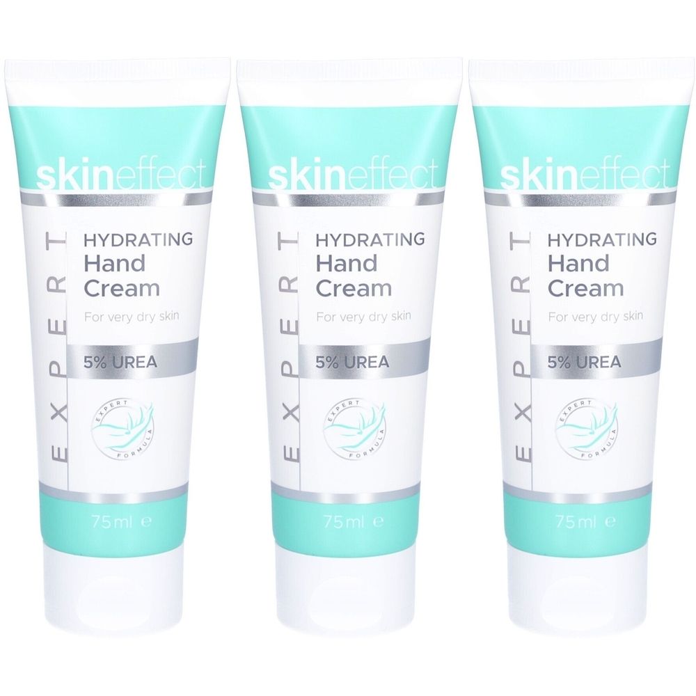 Drie tubes handcrème. Wit, met lichtblauwe dop en tekst. Opschrift: Hydrating Hand Cream, 5% Urea.