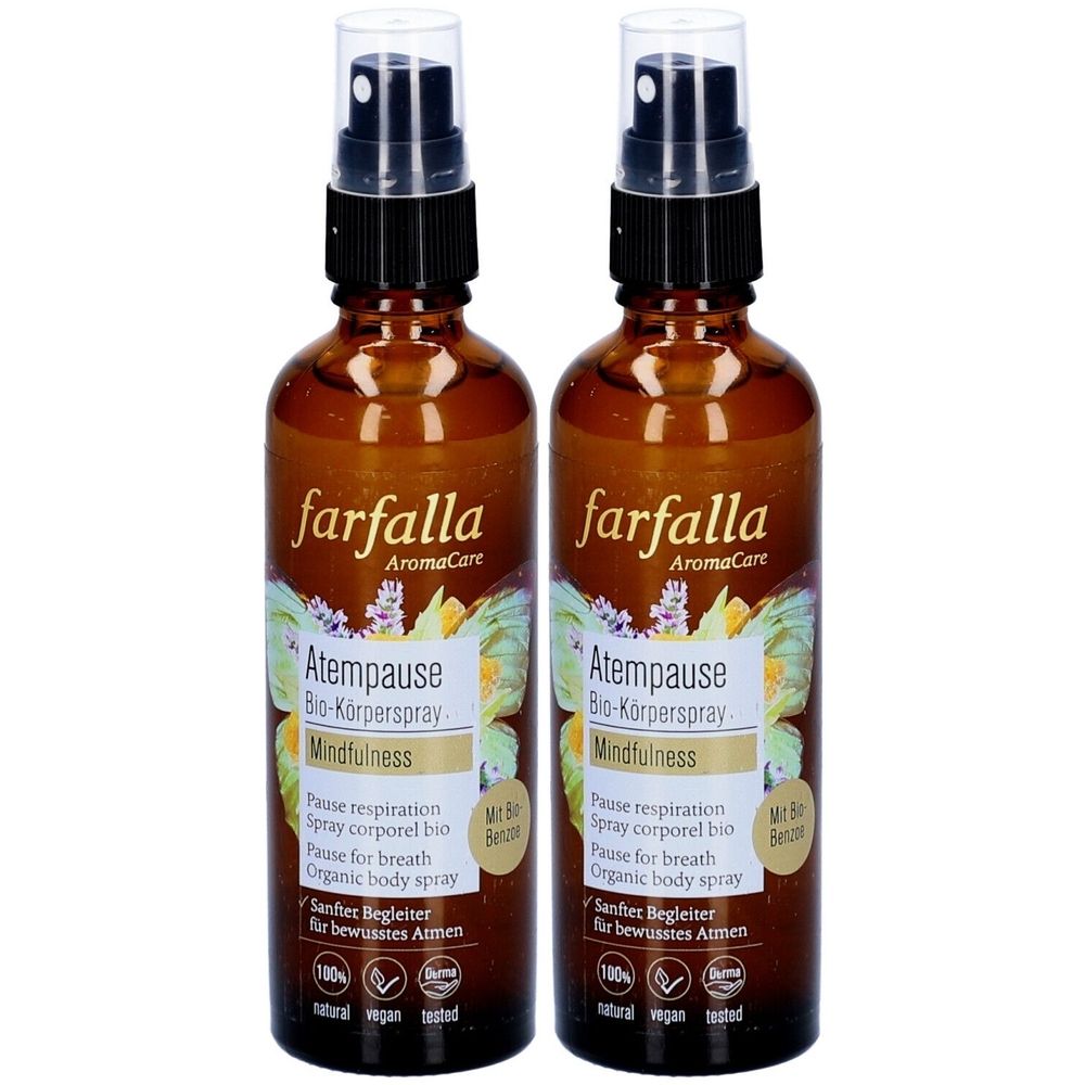 Deux flacons en verre brun avec vaporisateur. Inscription: Farfalla, Atempause Bio-Körperspray. Logos: vegan, natural, tested.