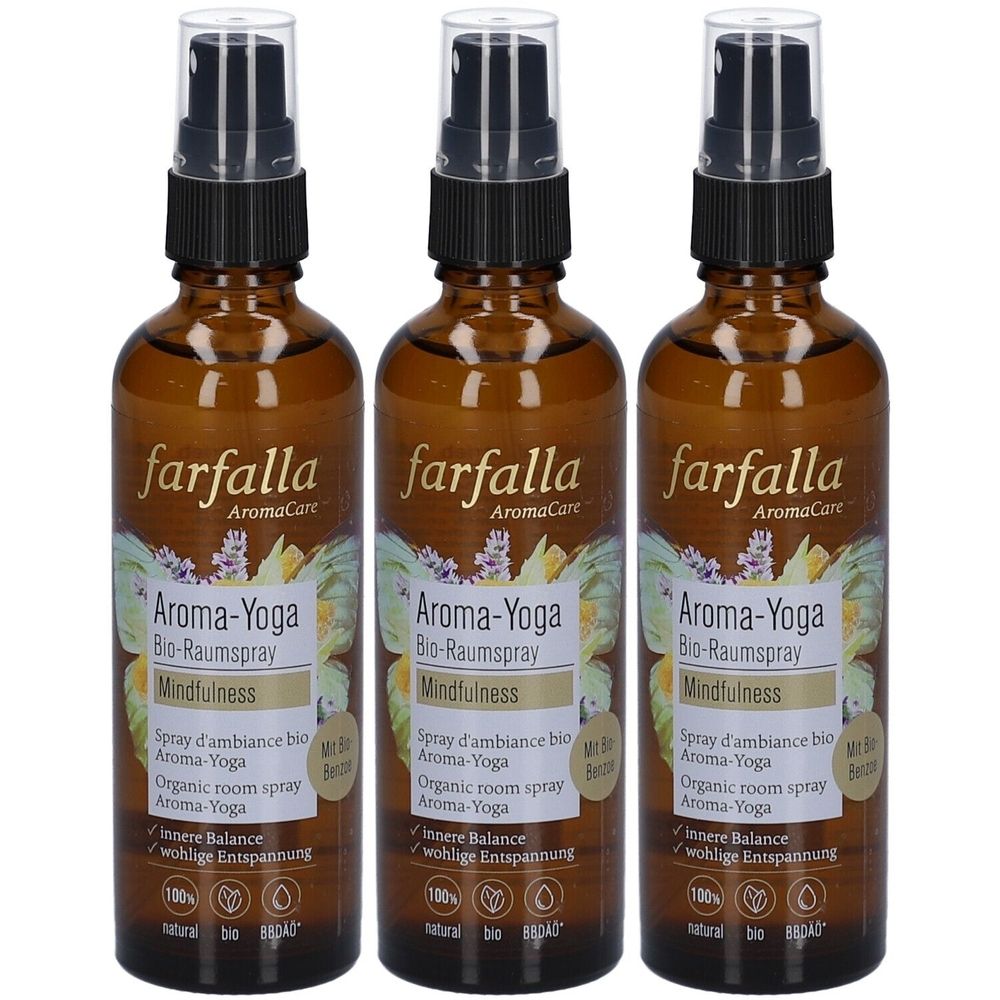 Trois flacons en verre brun avec vaporisateur. Inscription: farfalla Aroma-Yoga Bio-Raumspray Mindfulness. Avec label bio.