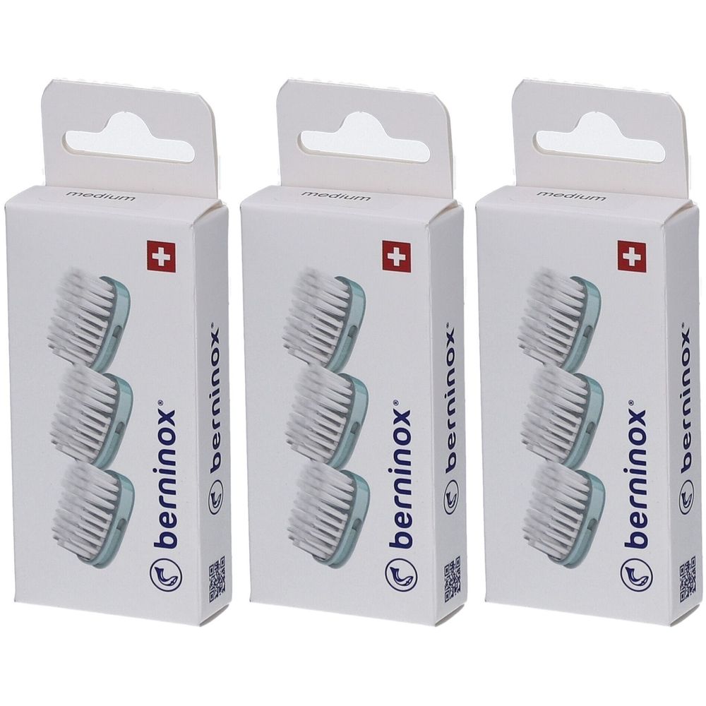 Trois boîtes de rechange pour têtes de brosse. Chaque boîte montre trois têtes de brosse. Croix suisse et logo de la marque sur les boîtes.