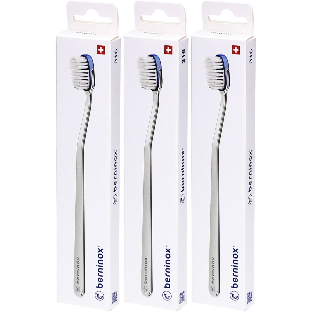 Drie tandenborstels in verpakking. Metalen handvat, blauwe borstelkop, witte haren. Verpakking met Zwitsers kruis en opschrift 316.