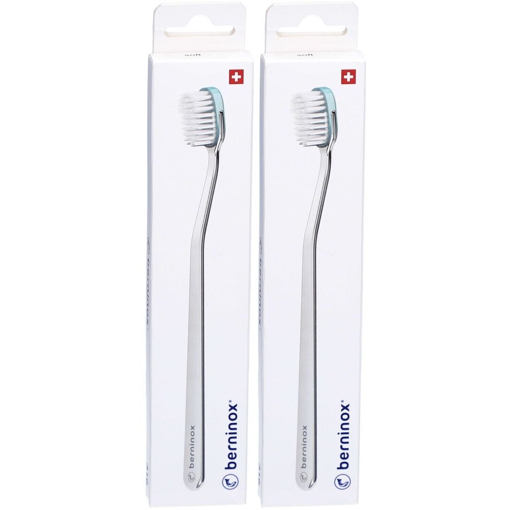 Deux brosses à dents dans leur emballage. Soies blanches, tête de brosse vert clair, manche argenté. Marque : berninox.