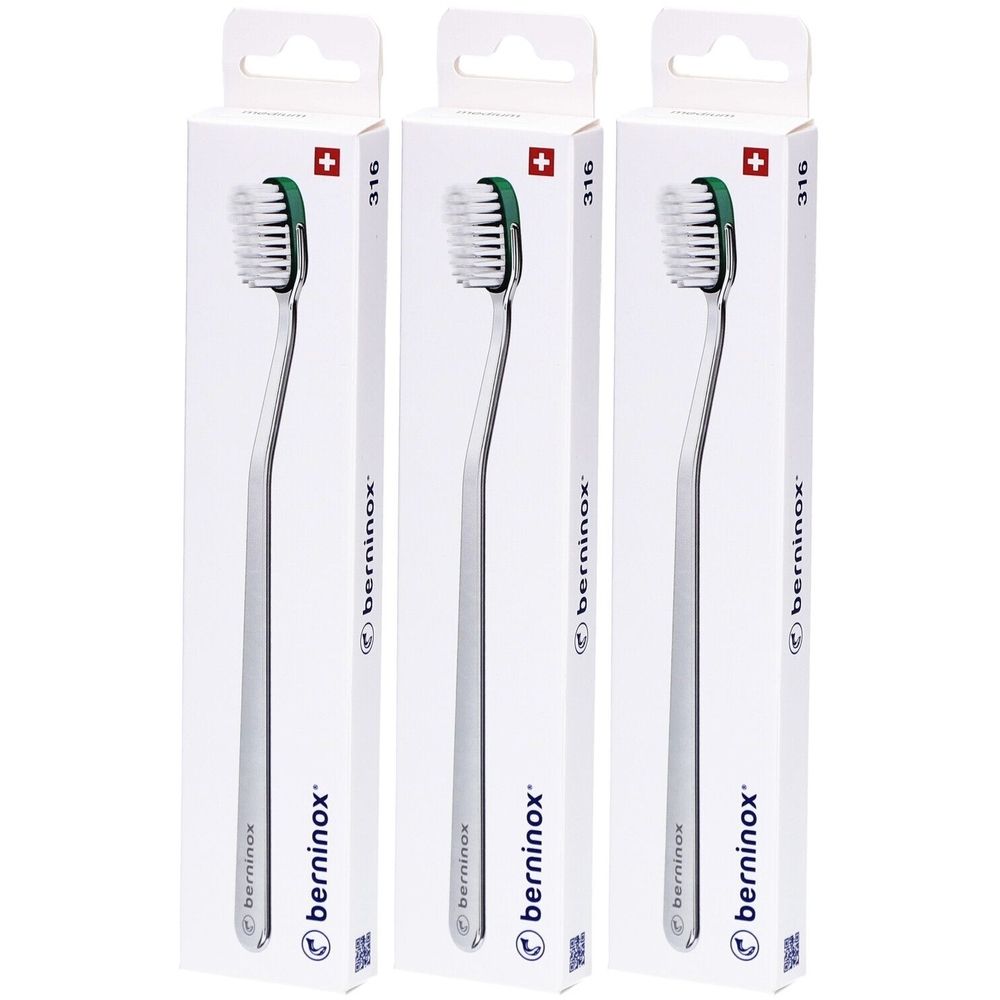 Drie tandenborstels in witte verpakkingen. De borstels hebben een zilveren handvat en een groene borstelkop. De naam "berninox" is zichtbaar.