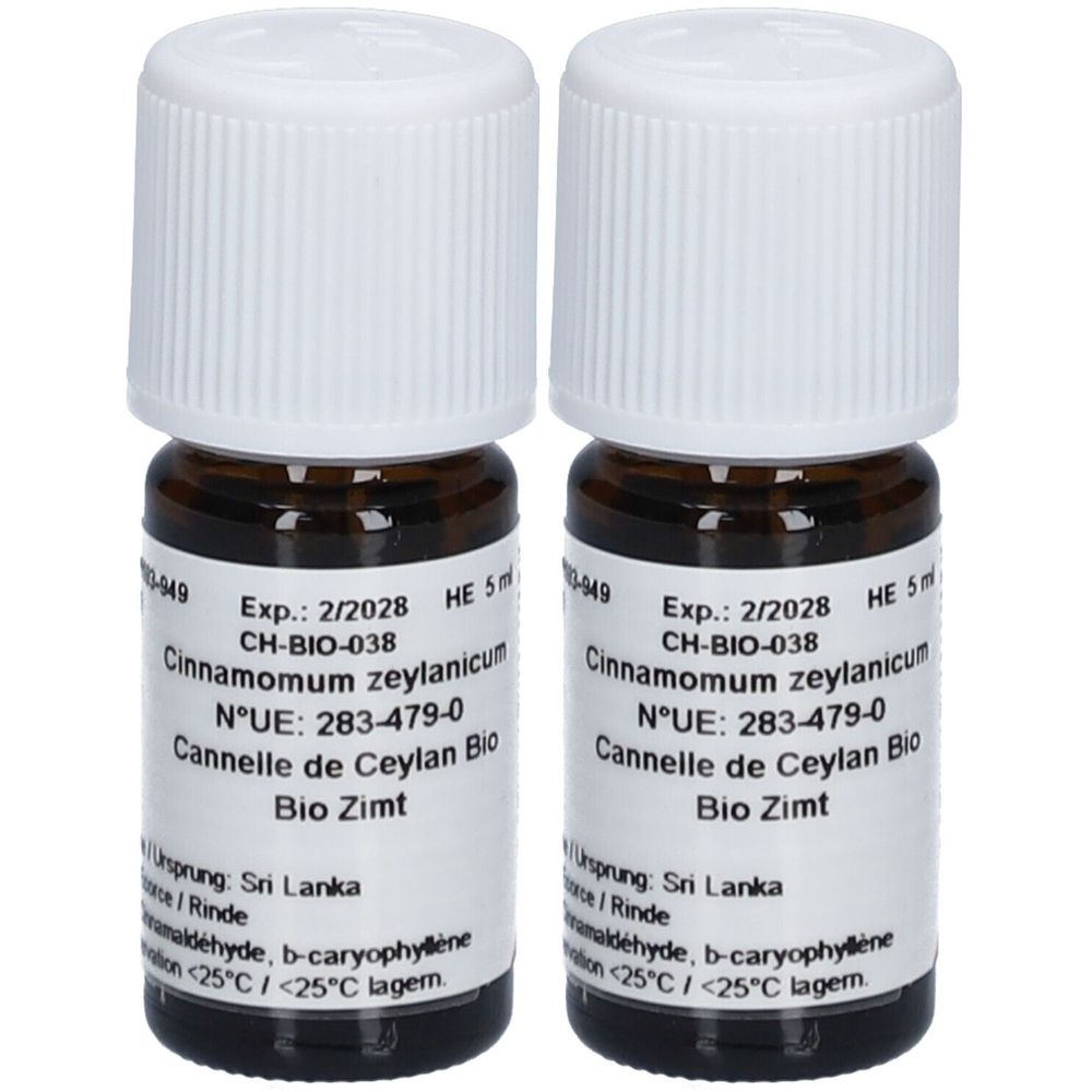 Twee kleine bruine glazen flesjes met witte doppen. Labels met tekst: Cinnamomum zeylanicum, Bio Zimt.