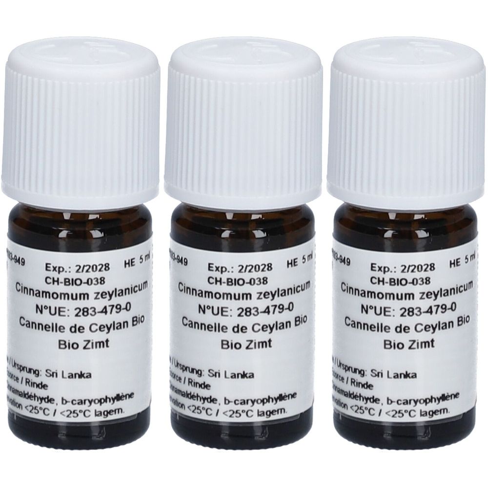 Drie kleine bruine glazen flesjes met witte doppen. Labels met tekst: Cinnamomum zeylanicum, Bio Zimt. Houdbaar tot 2/2028.