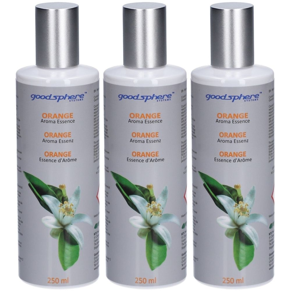 Drie flessen Goodsphere Orange Essenz. Witte etiketten met tekst en bloemenillustratie. Zilveren doppen, 250 ml.