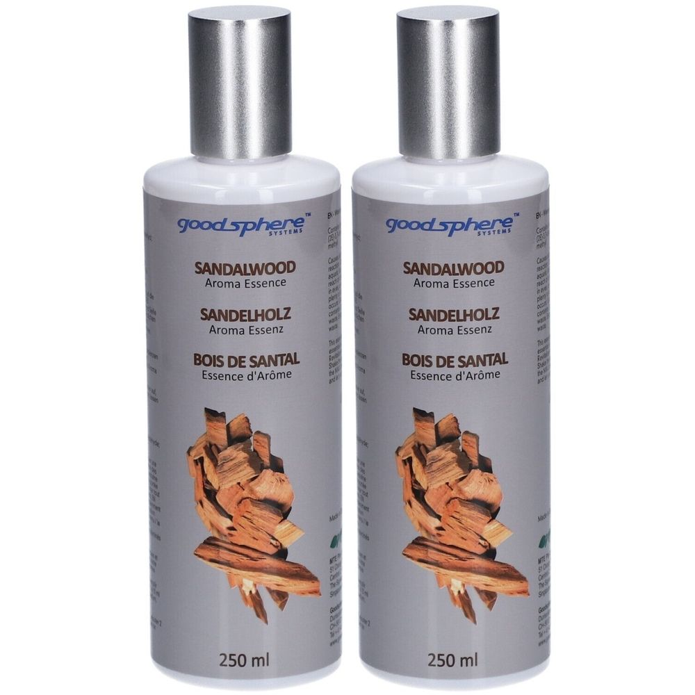 Twee flessen met zilveren doppen. Opschrift: Sandalwood Aroma Essence. Illustratie van stukken hout. Volume: 250 ml.