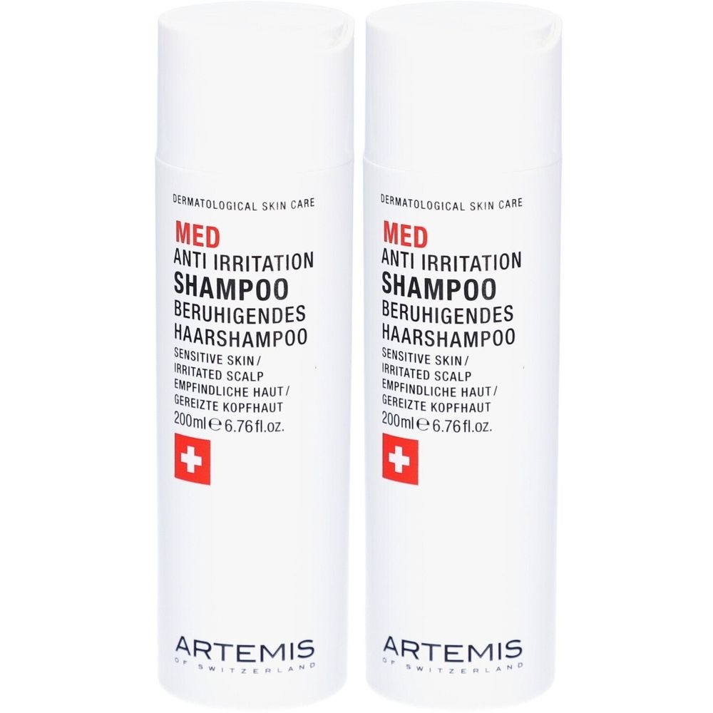 Twee witte shampoo flessen. Opschrift: Med Anti Irritation Shampoo, verzachtende shampoo. Merk: Artemis of Switzerland. Met rood kruis.