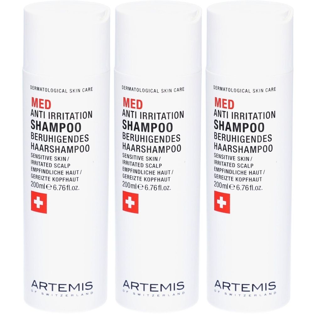 Trois flacons blancs avec texte rouge et noir. Inscription: MED Anti Irritation Shampoo. Croix suisse.