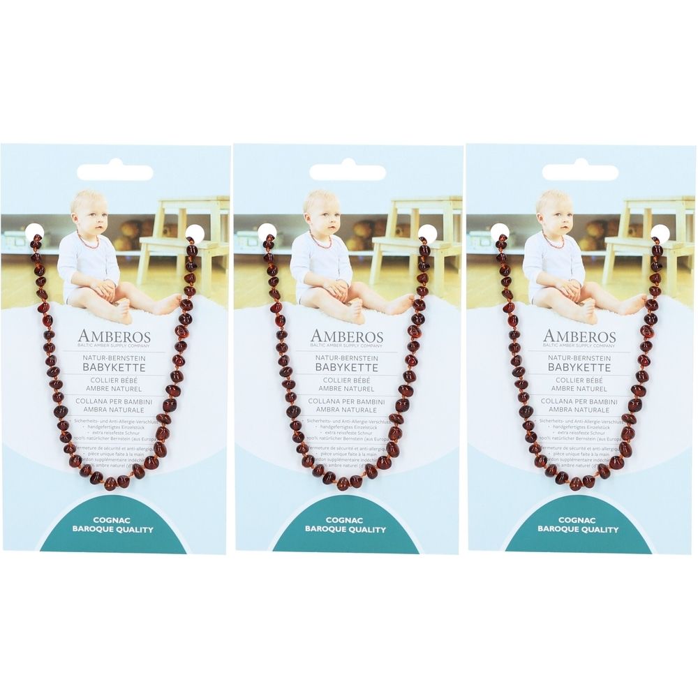 Drie babykettingen in cognac barokkwaliteit. Elke ketting heeft barnsteenkleurige kralen en is afgebeeld op een kaart met een baby. Merk: AMBEROS.
