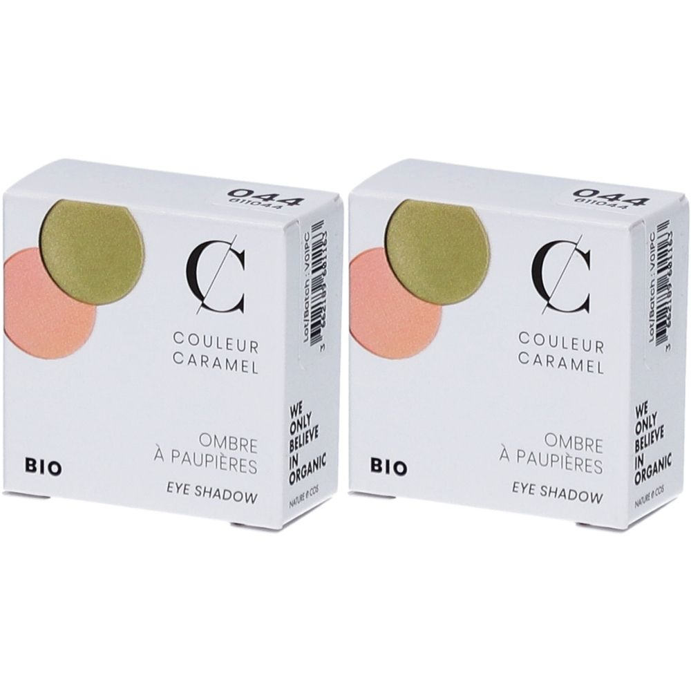 Deux boîtes carrées de fard à paupières. Inscription : COULEUR CARAMEL, BIO, Ombre à paupières, Eye Shadow. Deux couleurs : vert et rose.