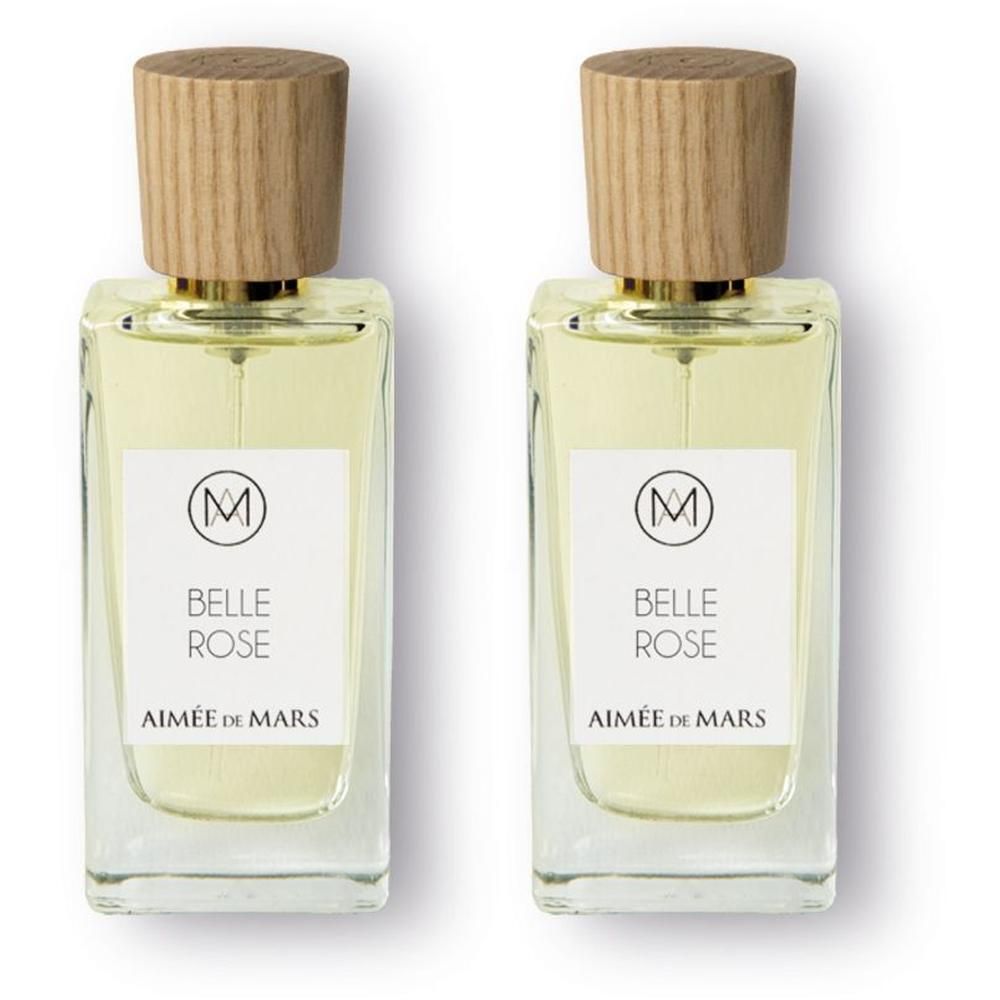 Deux flacons en verre contenant un parfum clair avec des bouchons en bois. Les étiquettes indiquent "BELLE ROSE AIMÉE DE MARS".