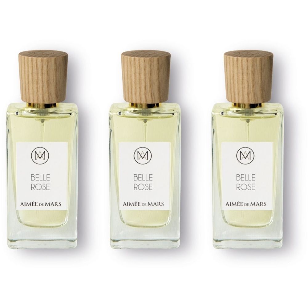 Trois flacons en verre avec bouchon en bois, remplis de parfum clair.