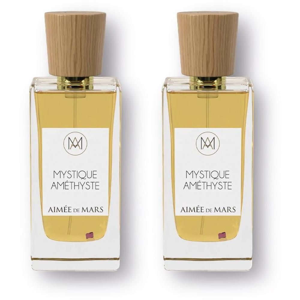 Twee glazen flacons met houten dop, gevuld met gele vloeistof. Etiket 'MYSTIQUE AMÉTHYSTE AIMÉE DE MARS'.