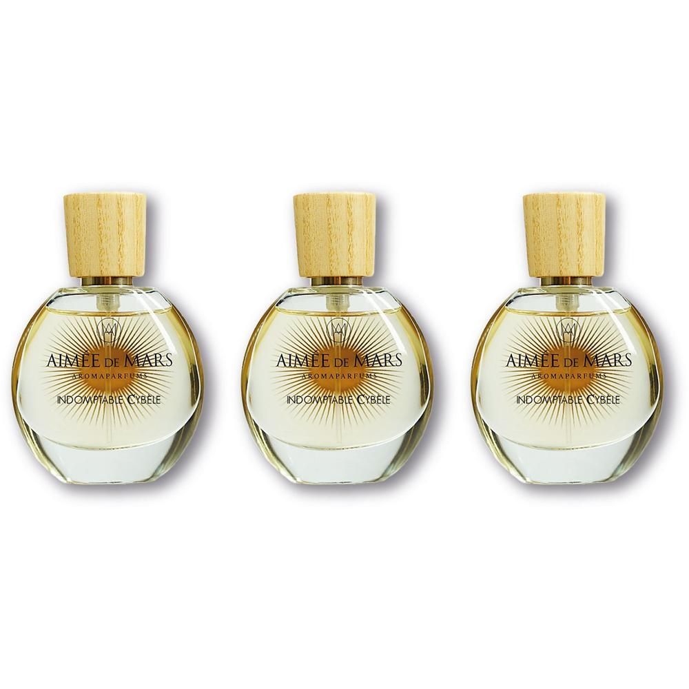 Drie ronde glazen flacons met houten dop, gevuld met lichte parfum.