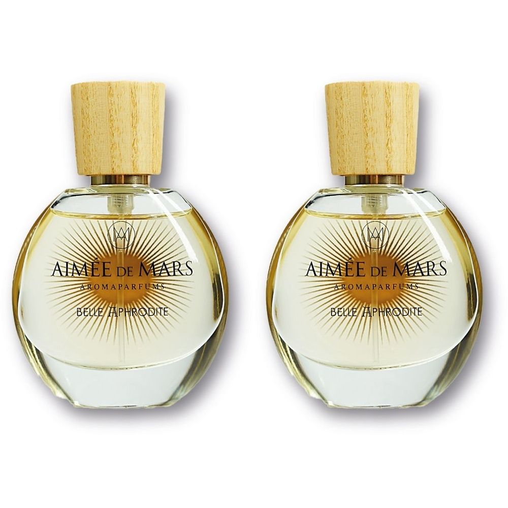 Twee ronde glazen flacons met houten dop. Opschrift: Aimée de Mars Aromaparfum Belle Aphrodite.
