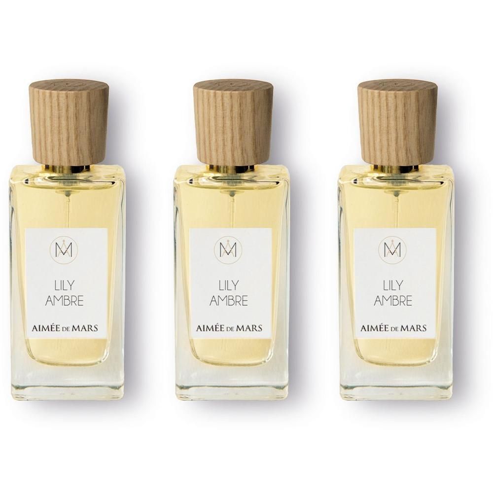 Drie glazen flacons met houten dop, gevuld met gele eau de parfum. Etiket 'LILY AMBRE AIMÉE DE MARS'.