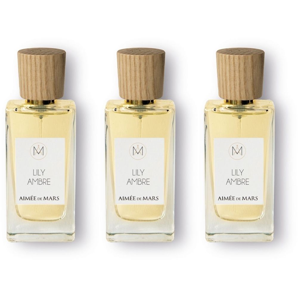 Trois flacons en verre avec bouchon en bois, contenant de l'eau de parfum jaune. Étiquette 'LILY AMBRE AIMÉE DE MARS'.