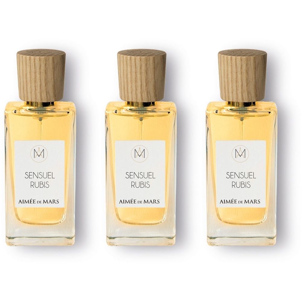 Trois flacons en verre d'eau de parfum, chacun avec un bouchon en bois et une étiquette.