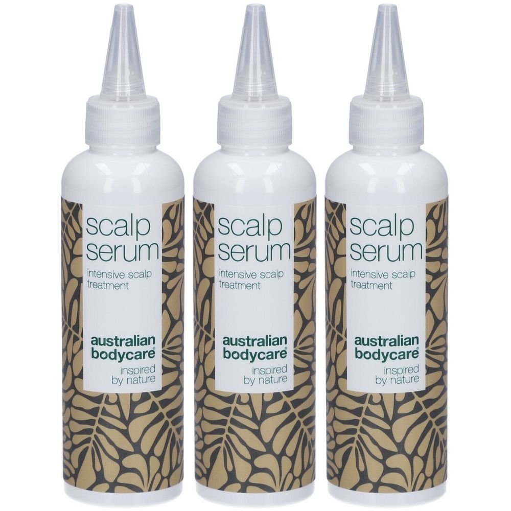 Trois flacons blancs avec embout applicateur. Inscription : Scalp Serum, traitement intensif du cuir chevelu. Marque : Australian Bodycare.