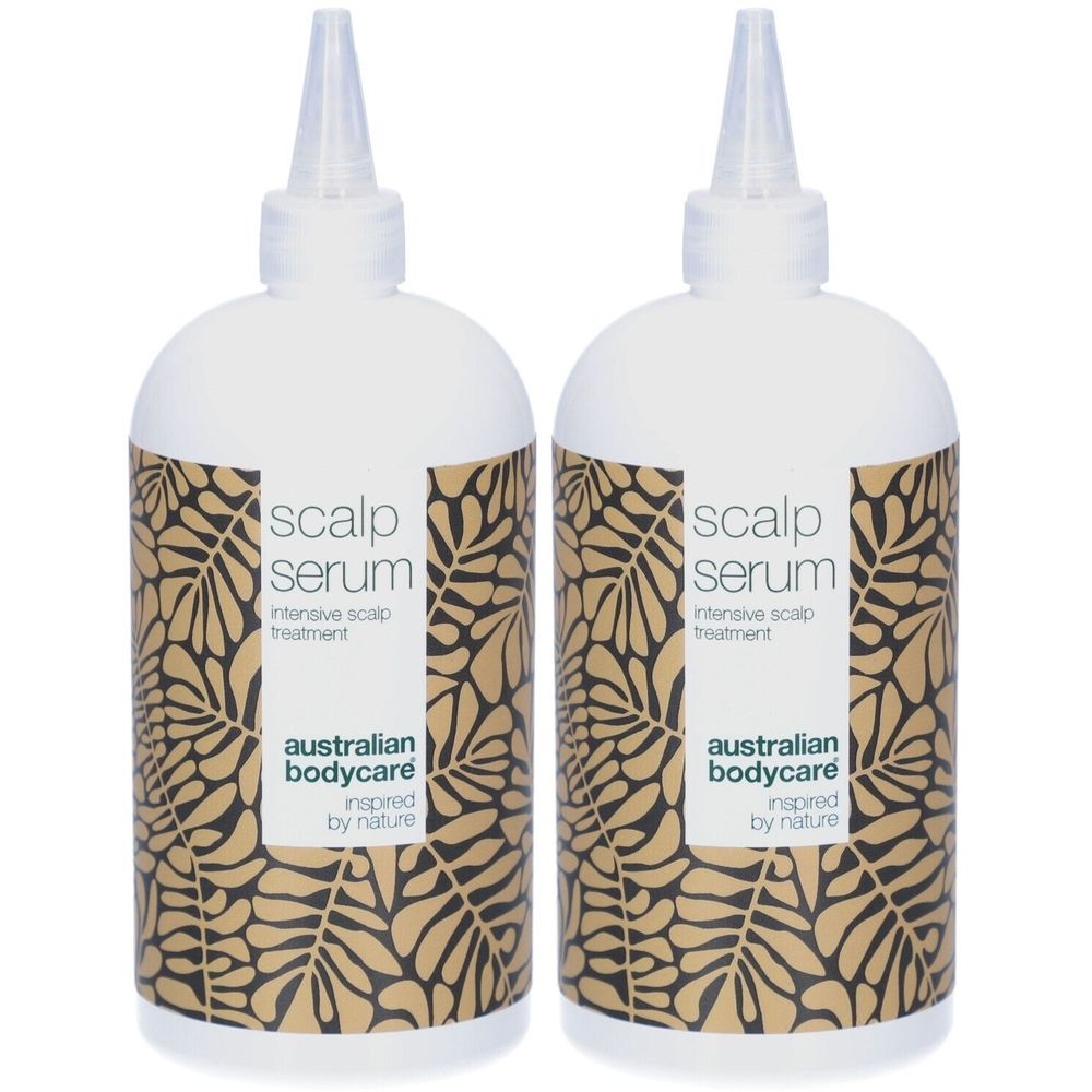 Twee witte flessen met applicator. Opschrift: "scalp serum", "australian bodycare". Goudkleurig bladmotief.