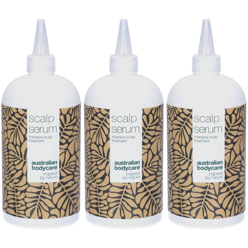 Drie witte flessen met applicator. Opschrift: Scalp Serum, australian bodycare, inspired by nature. Goudkleurig bladpatroon.