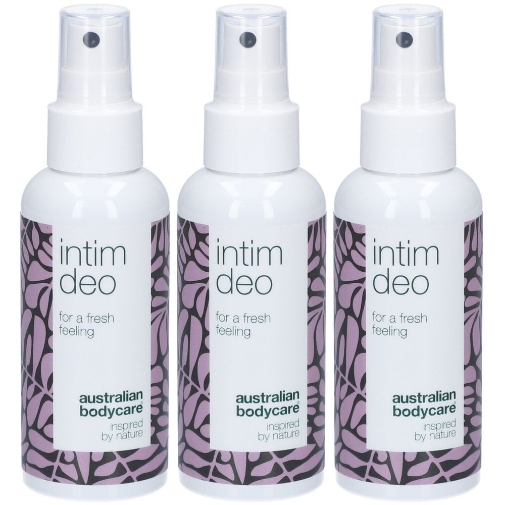 Drie witte spuitflessen met de tekst 'intim deo'. Merk: Australian Bodycare. Paarse patronen en zwarte spuitkop.