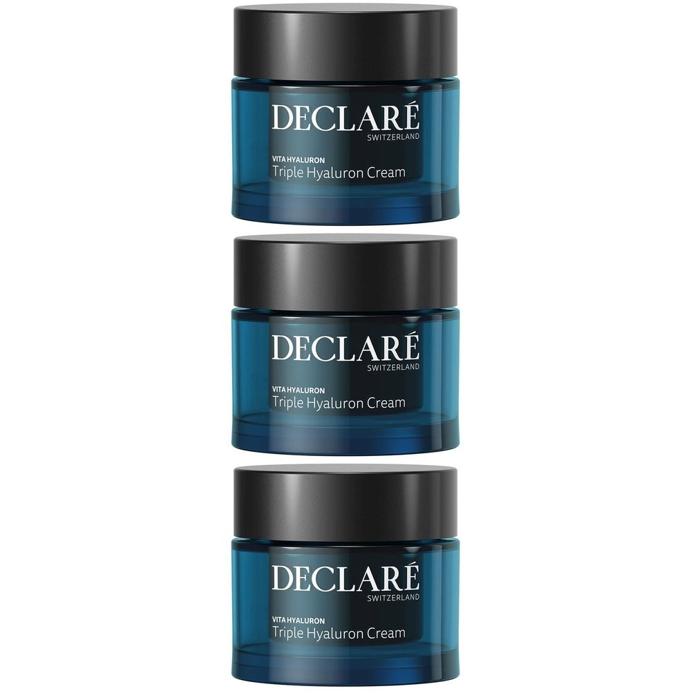 Drie potten DECLARÉ Vita Hyaluron crème. Blauwe potten met zwarte deksels. Opschrift: DECLARÉ, Vita Hyaluron Triple Hyaluron Cream.