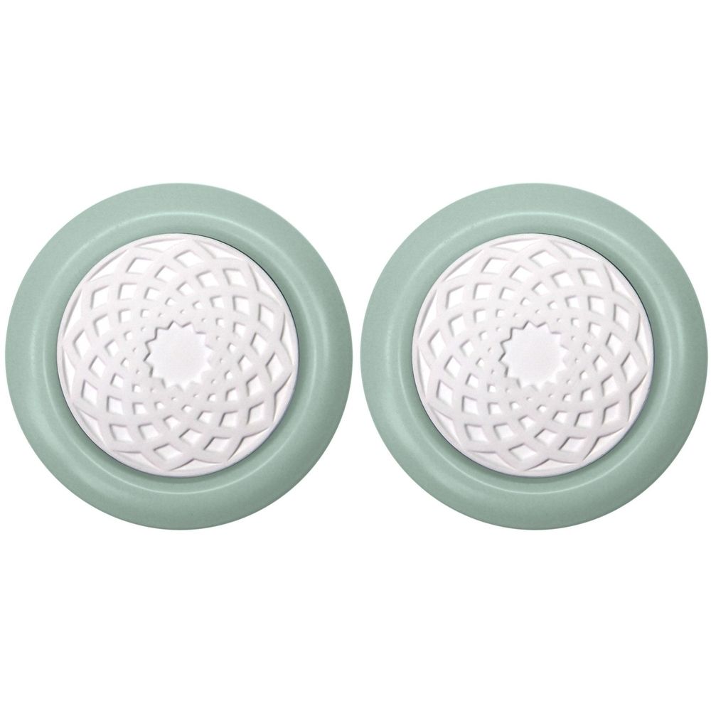 Twee ronde, lichtgroene geurstenen met een wit, geometrisch patroon in het midden. De stenen hebben een ronde vorm.