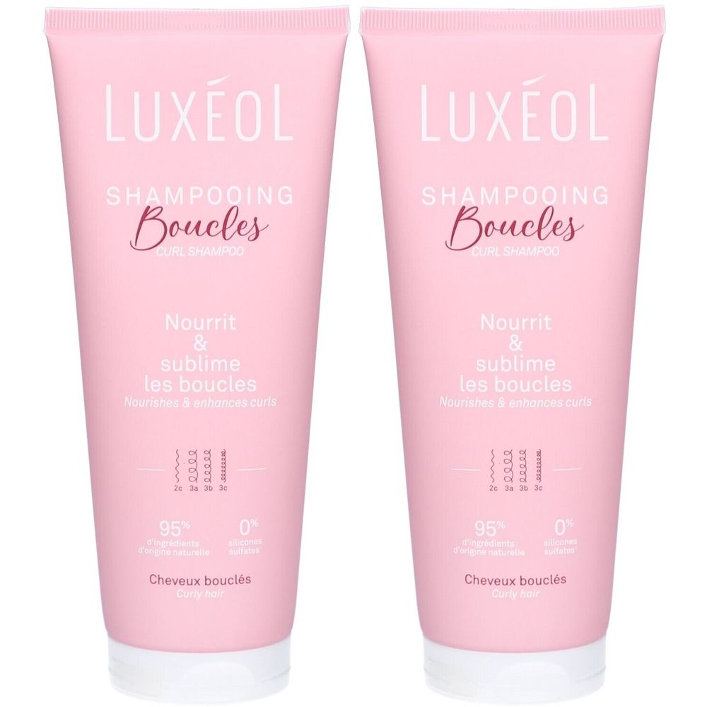 Twee roze tubes shampoo. Opschrift: LUXÉOL, Shampooing Boucles, Nourrit & sublime les boucles. Voor krullend haar.