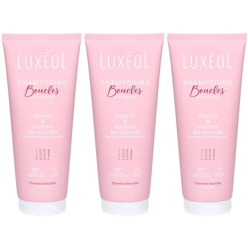Drie roze tubes LUXÉOL Shampooing Boucles. Tekst: Nourrit & sublime les boucles. Voor krullend haar. 95% natuurlijke ingrediënten.