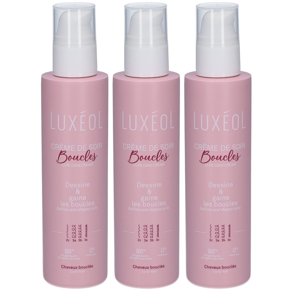 Drie roze flessen met witte pomp. Opschrift: LUXÉOL Crème de Soin Boucles. Tekst: Dessine & gaine les boucles.