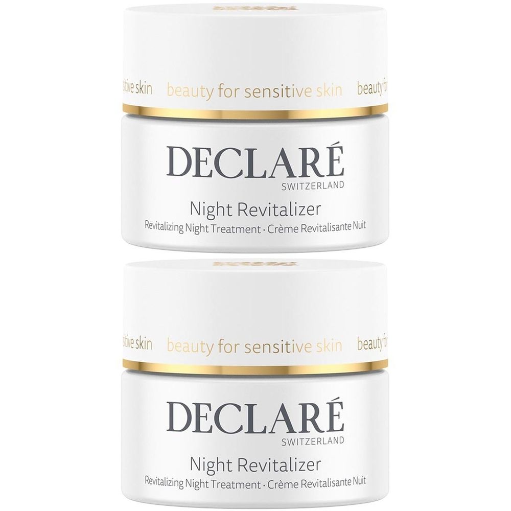 Twee witte potten met gouden rand. Opschrift: DECLARÉ SWITZERLAND Night Revitalizer. Tekst: Revitalizing Night Treatment. Crème Revitalisante Nuit.