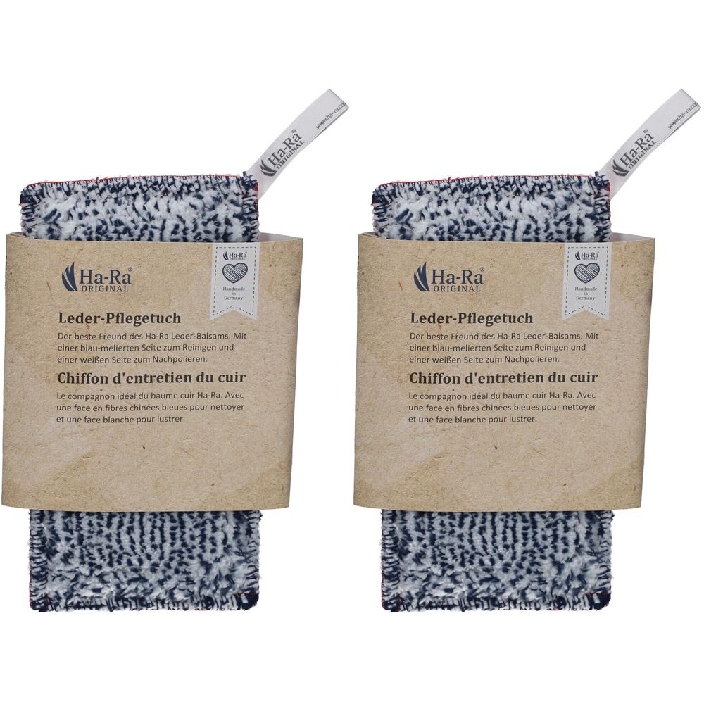 Deux chiffons d'entretien du cuir dans leur emballage. Les chiffons ont une surface à motifs noir et blanc et sont étiquetés.