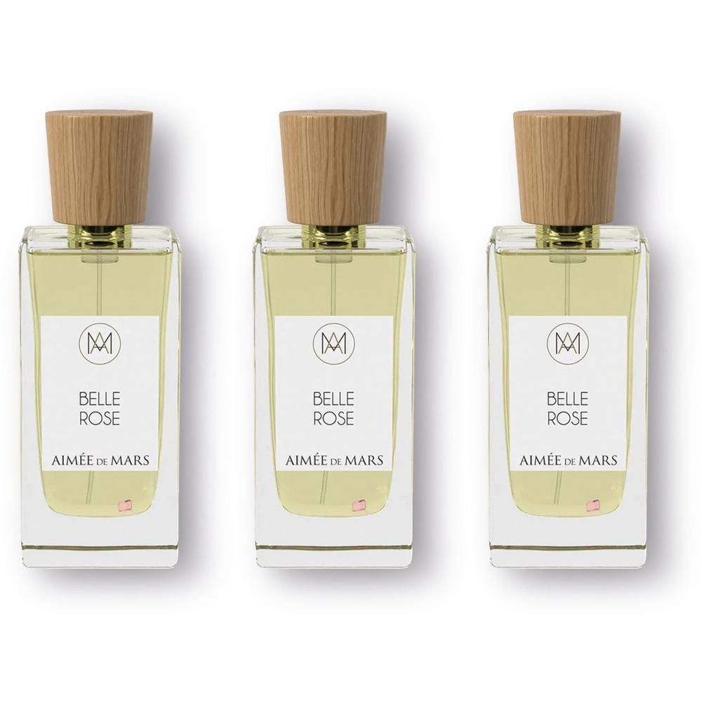 Drie glazen flacons met houten dop, gevuld met lichte parfum.