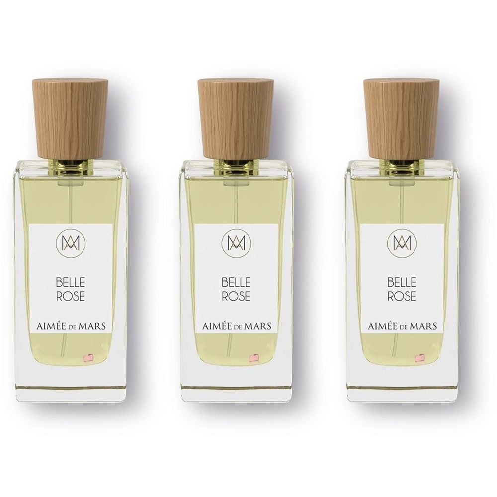 Drie rechthoekige parfumflacons met houten doppen. De etiketten tonen "BELLE ROSE" en "AIMÉE DE MARS".