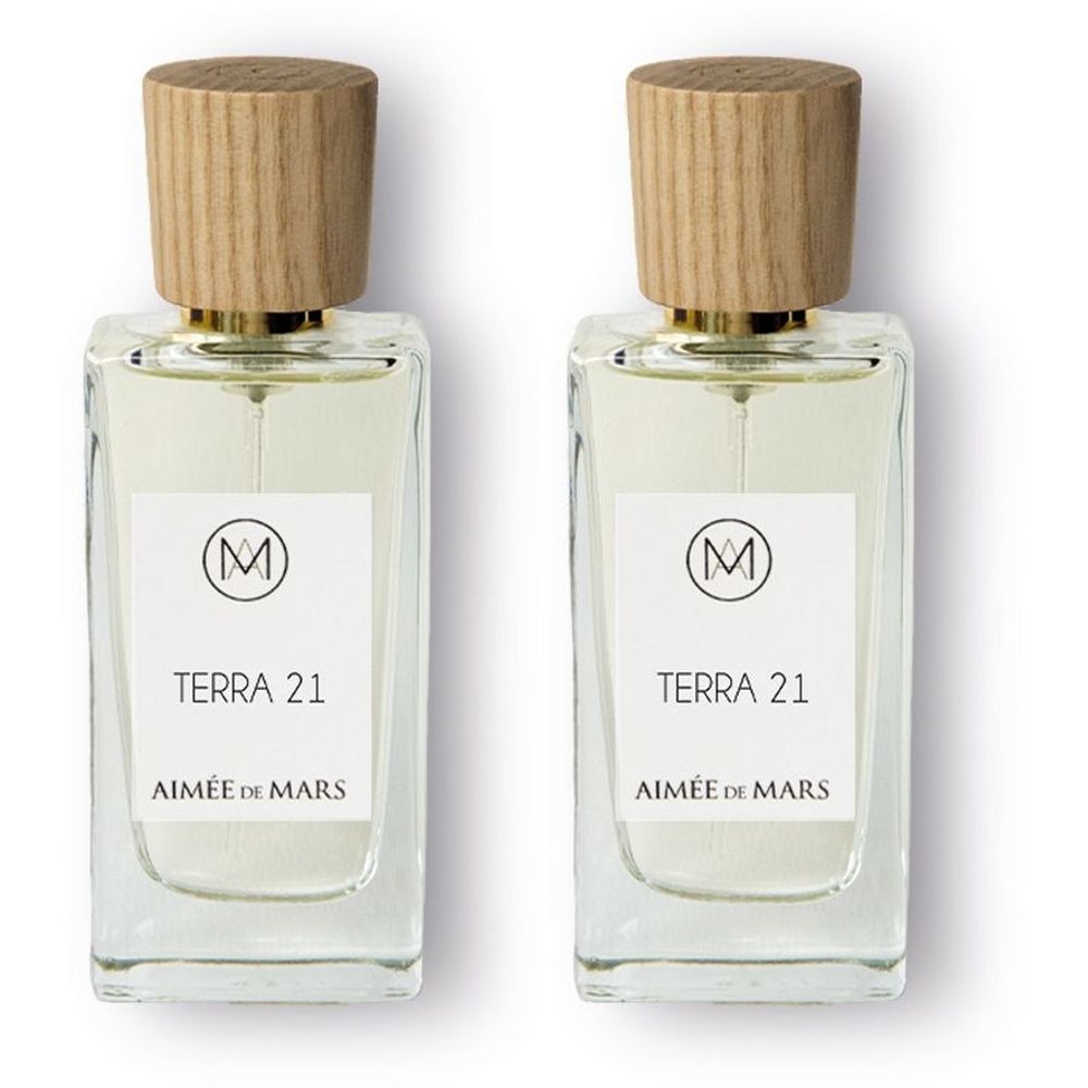 Deux flacons rectangulaires en verre avec bouchon en bois. Étiquette : Terra 21, Aimée de Mars. Fermeture dorée.