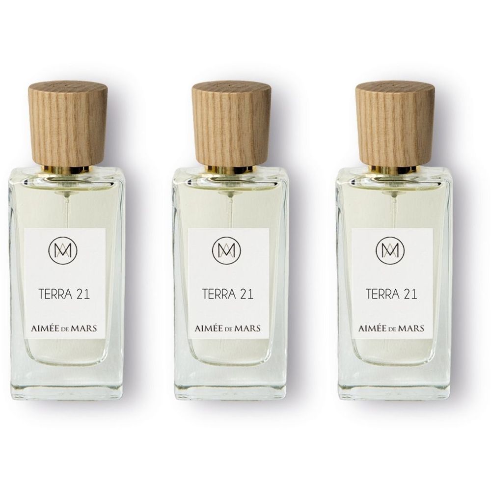 Trois flacons rectangulaires avec bouchons en bois. Étiquettes avec "TERRA 21" et "AIMÉE DE MARS".