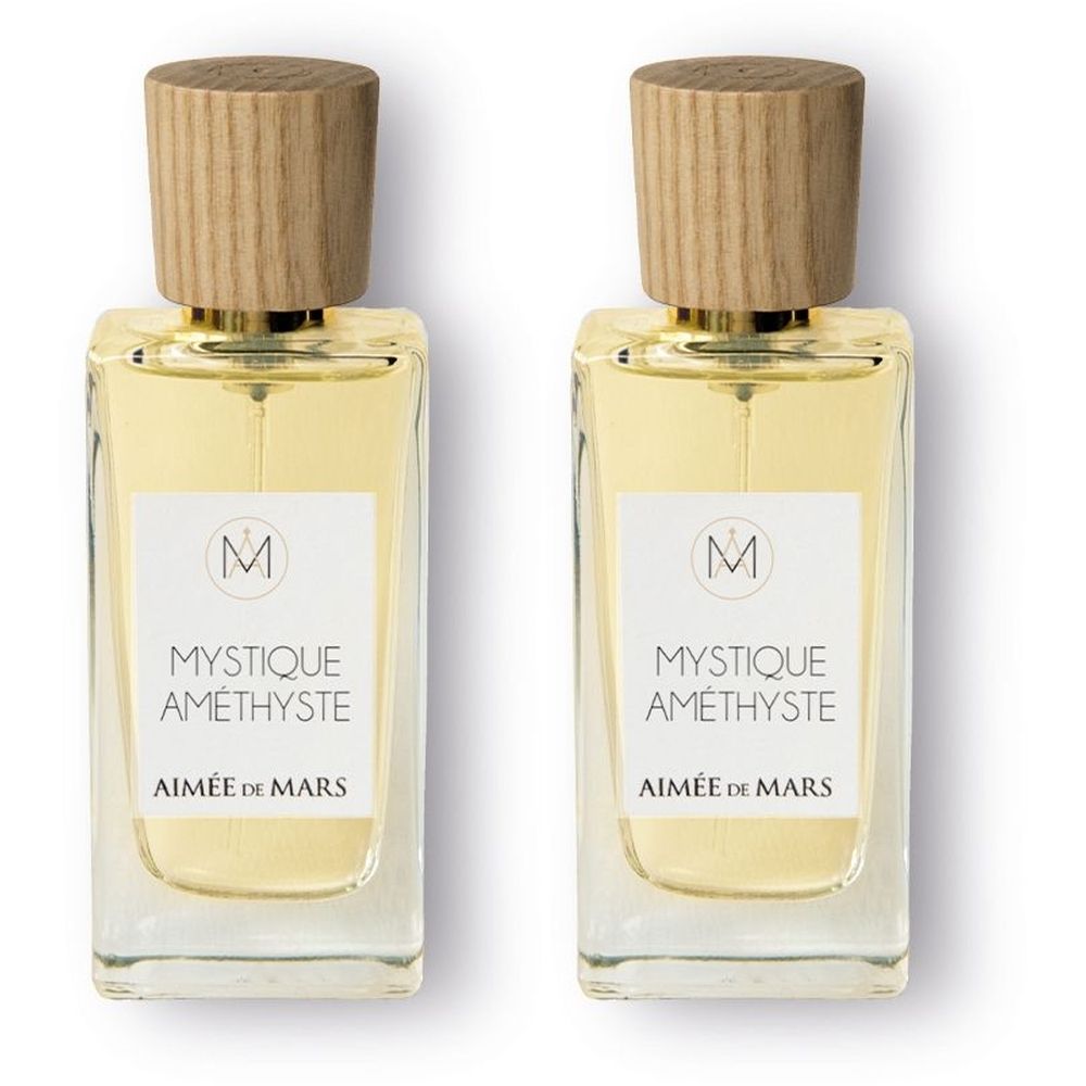 Deux flacons rectangulaires en verre avec bouchons en bois. Étiquette : Mystique Améthyste, Aimée de Mars. Liquide jaunâtre.