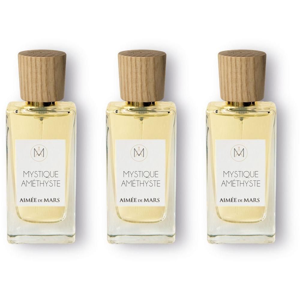 Trois flacons de parfum doré avec bouchon en bois. Étiquette 'MYSTIQUE AMÉTHYSTE AIMÉE DE MARS'.