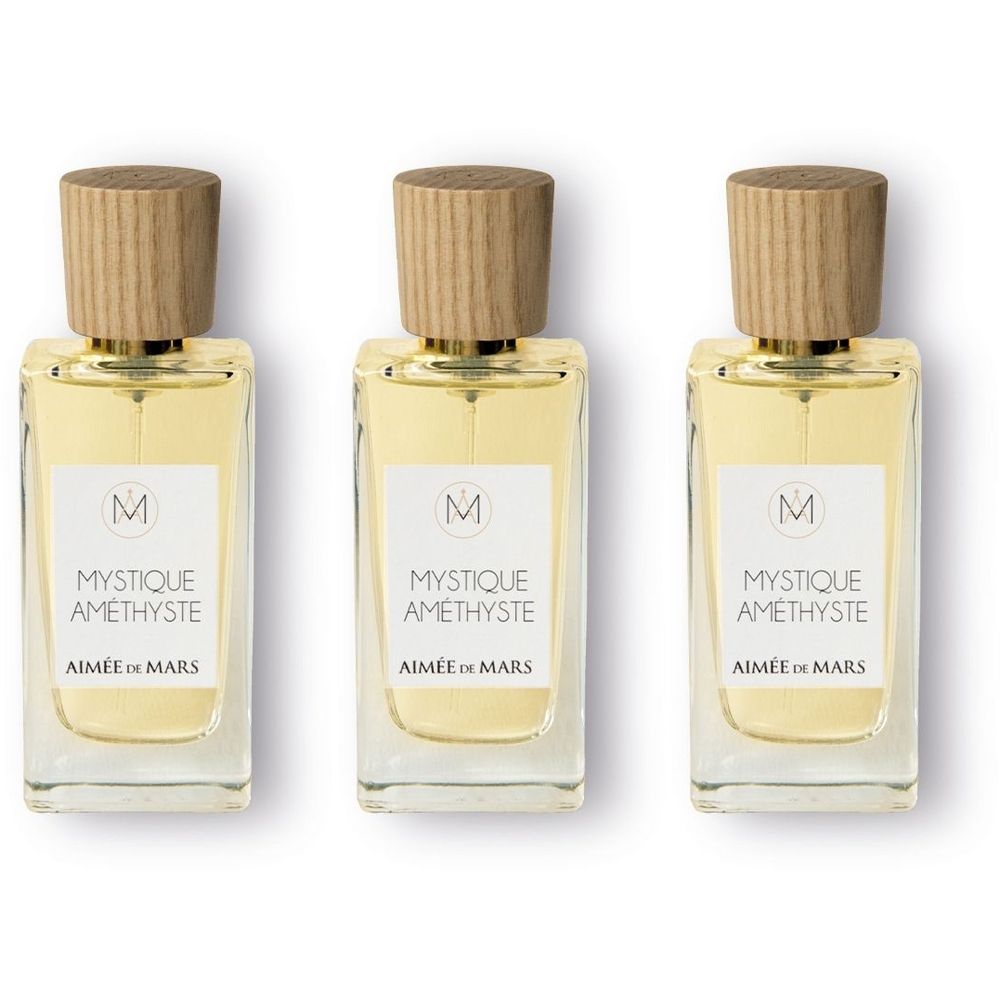 Trois flacons rectangulaires avec bouchons en bois. Étiquettes: MYSTIQUE AMETHYSTE, AIMÉE DE MARS. Logo: lettre M.