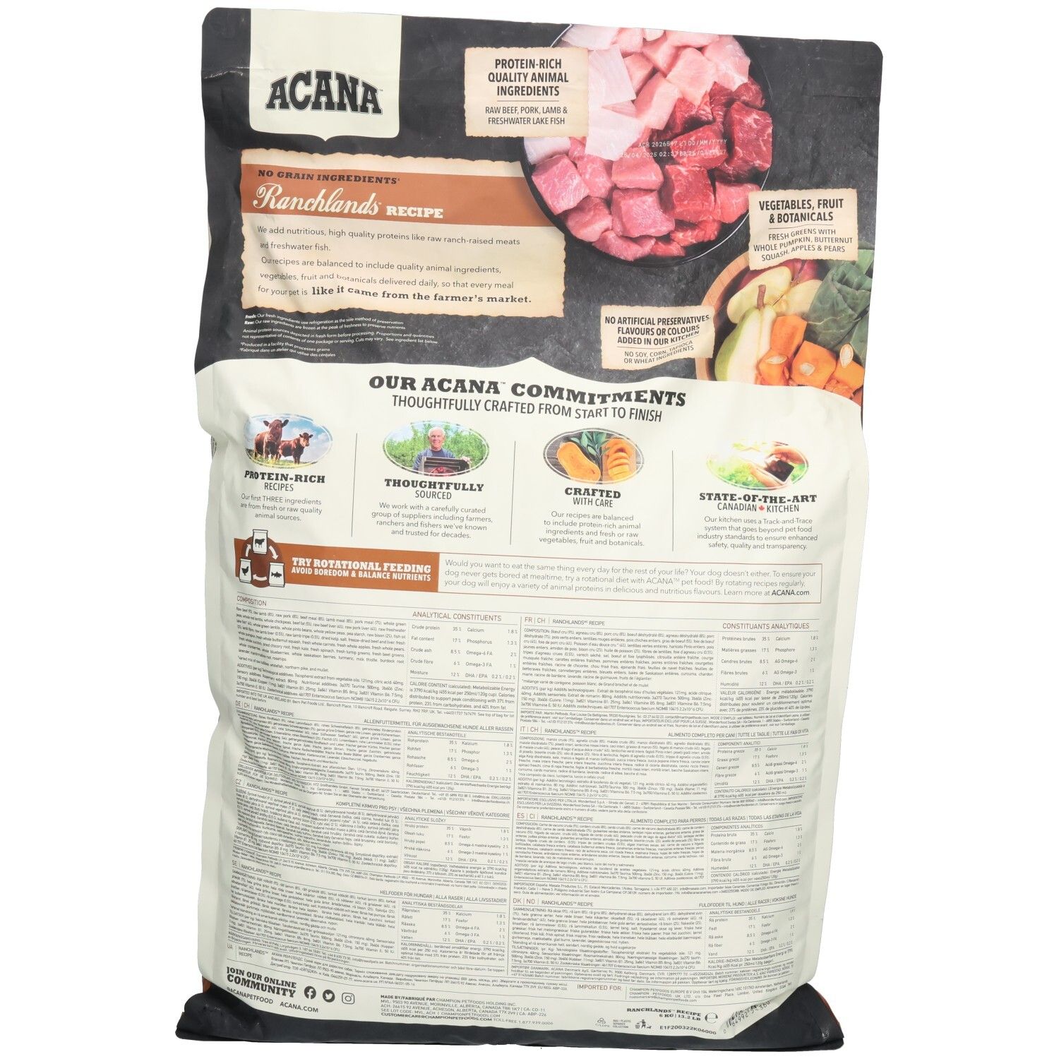 Hondenvoerzak. Opschrift ACANA, Ranchlands recept. Afbeelding van vlees en groenten. Tekst: Eiwitrijke ingrediënten.