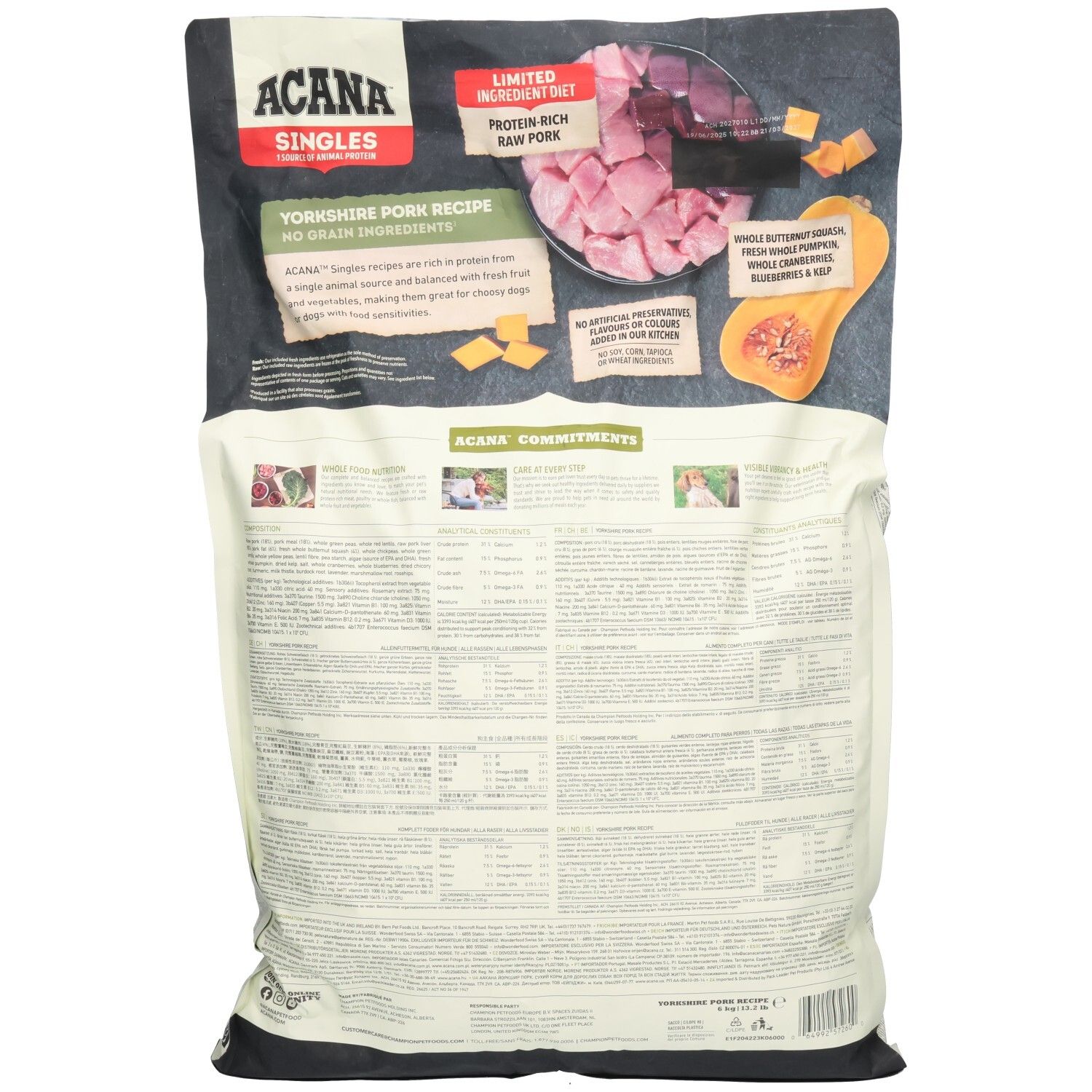 Achterkant van de ACANA SINGLES YORKSHIRE PORK verpakking. Bevat tekst en illustraties van ingrediënten zoals varkensvlees en pompoen. Merk ACANA.