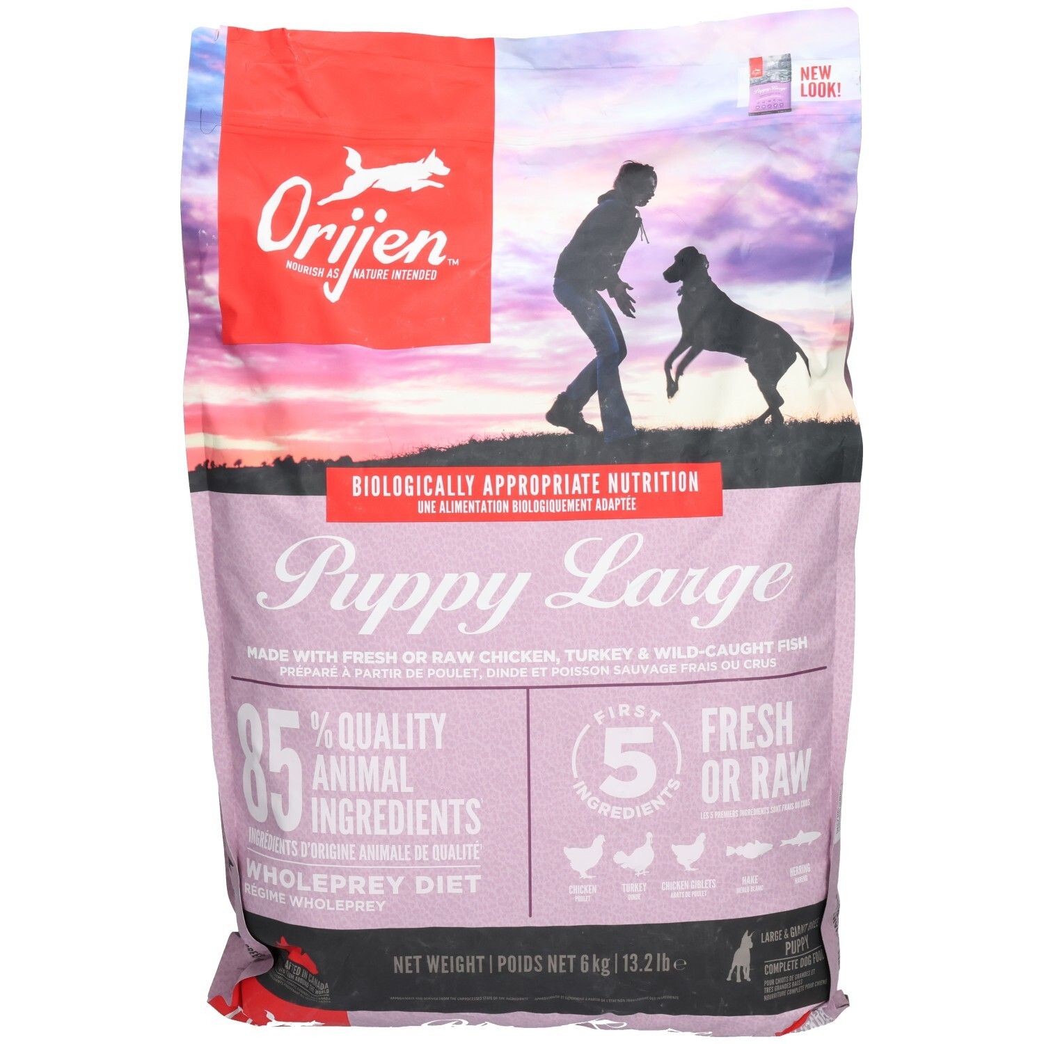 Roze zak met ORIJEN-logo en 'Puppy Large'. Bevat 85% dierlijke ingrediënten. Afbeelding van hond en persoon.