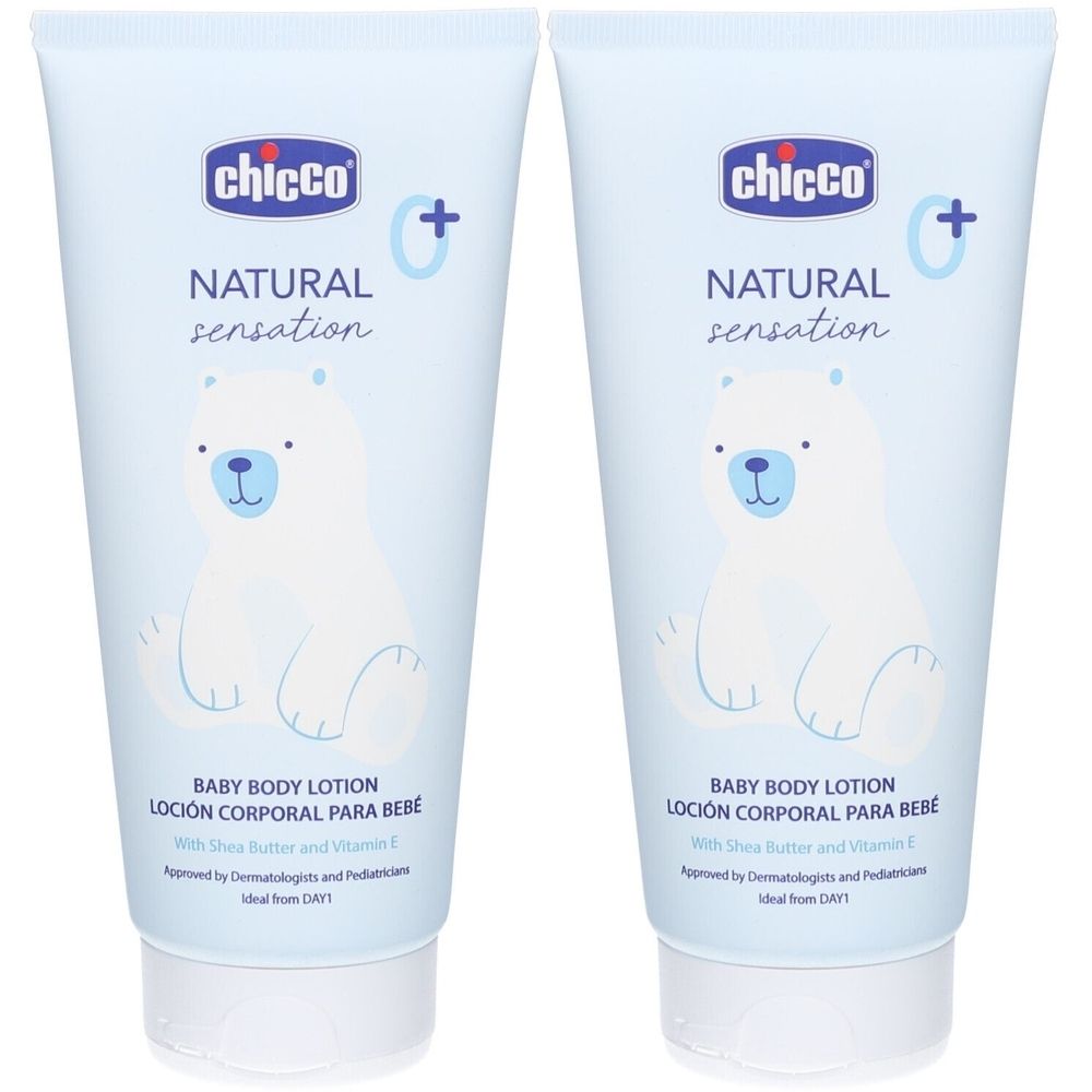 Twee tubes baby bodylotion. Lichtblauwe verpakking met ijsbeer illustratie. Merk: Chicco. Tekst: Natural Sensation, Baby Body Lotion.