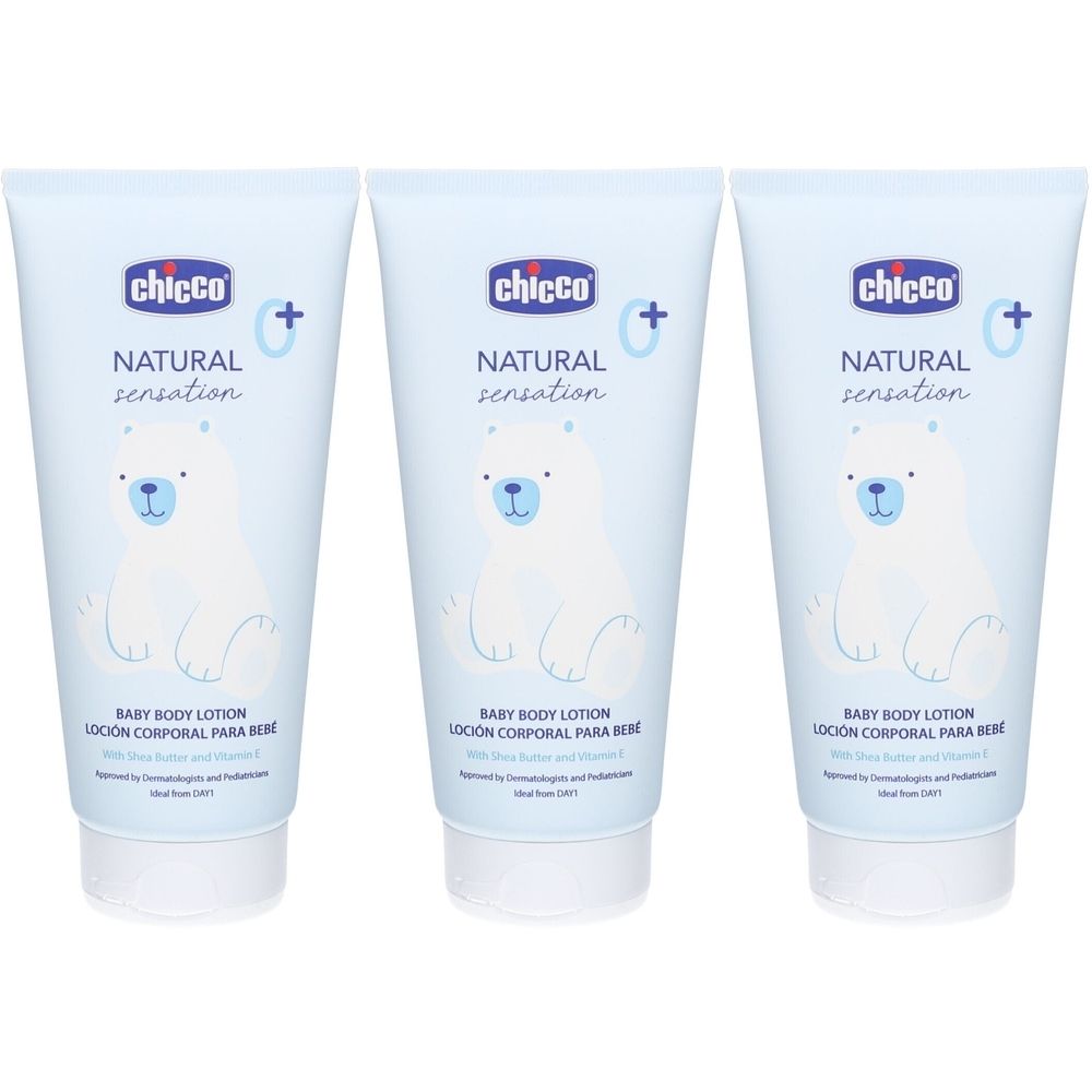 Drie tubes baby bodylotion. Lichtblauwe verpakking met ijsbeer illustratie. Tekst: "chicco", "Natural Sensation", "Baby Body Lotion".