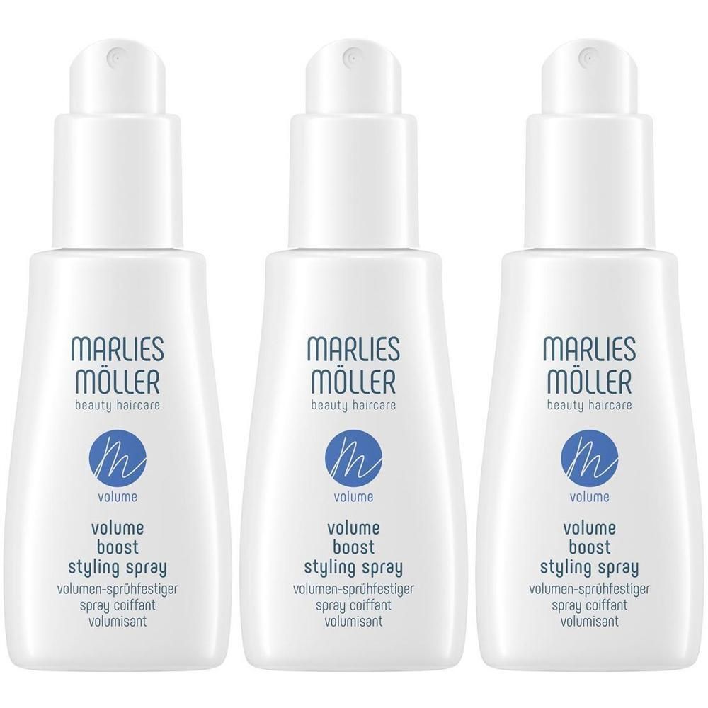 Drie witte spuitflessen. Opschrift: Marlies Möller beauty haircare, Volume Boost Styling Spray. Blauwe cirkel met 'm'.