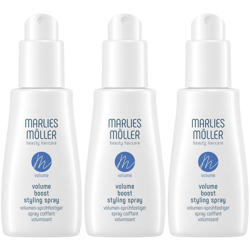 Trois flacons vaporisateurs blancs. Inscription: Marlies Möller beauty haircare, Volume Boost Styling Spray. Cercle bleu avec 'm'.