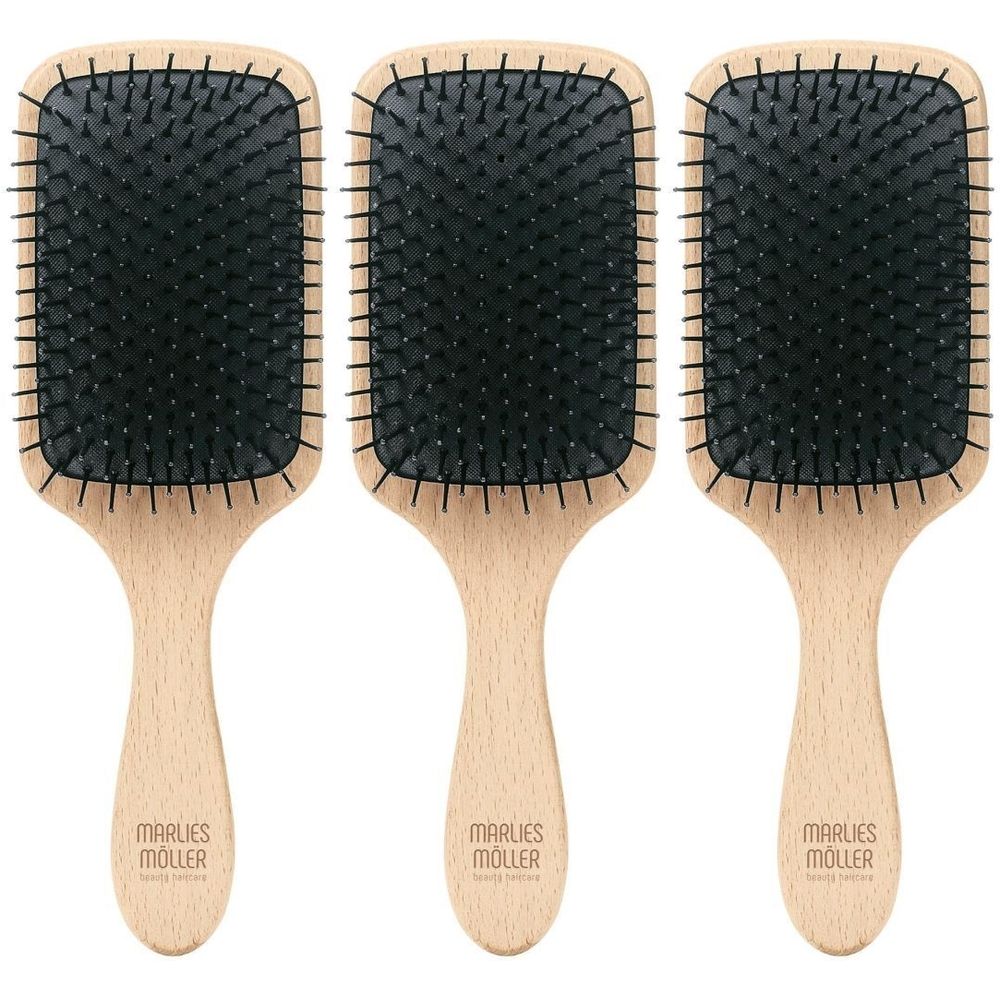 Trois brosses à cheveux rectangulaires avec manche en bois. Soies noires, cadre brun clair. Sur les manches: Marlies Möller.